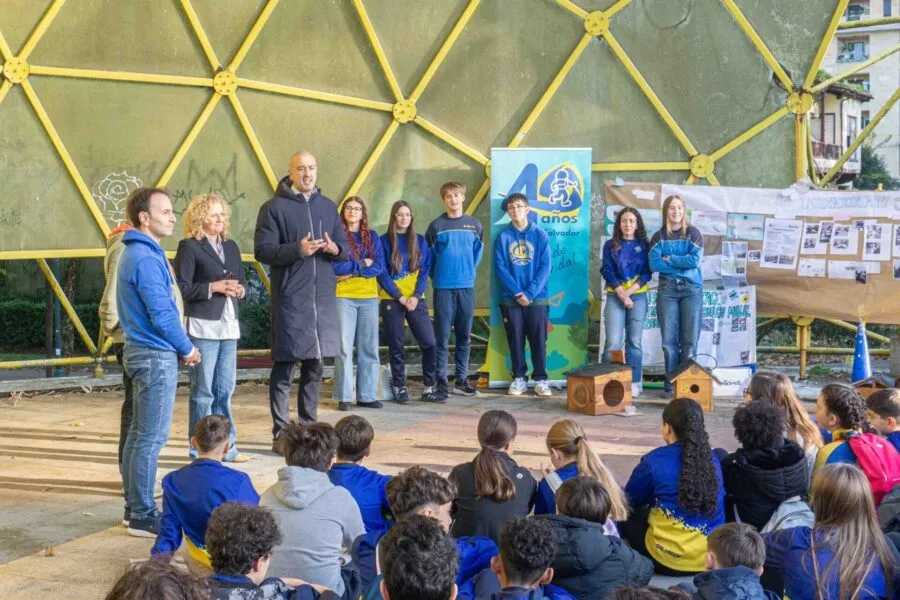 Noticias de Cantabria | El Cántabro | El parque Manuel Barquín incorpora información sobre su historia y biodiversidad gracias a un proyecto del alumnado de El Salvador
