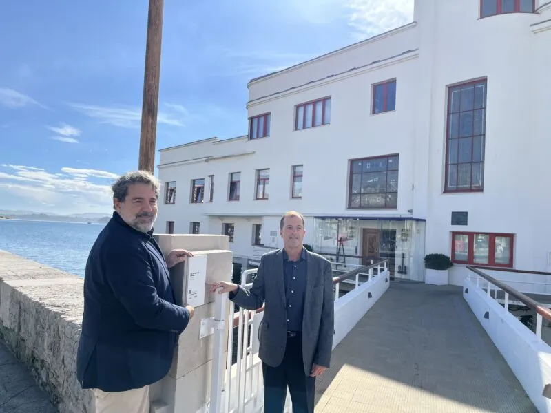 Noticias de Cantabria | El Cántabro | El Real Club Marítimo de Santander estrena la placa que acredita su valor dentro de la arquitectura moderna