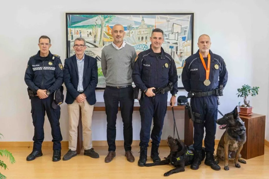 Noticias de Cantabria | El Cántabro | Recepción a la Unidad Canina de la Policía Local tras conseguir el oro en los Juegos Europeos de Policías y Bomberos