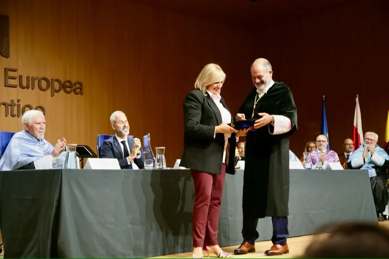 Acto de entrega de la Medalla de la Universidad a Nestlé La Penilla. (Foto: Nacho Romero).