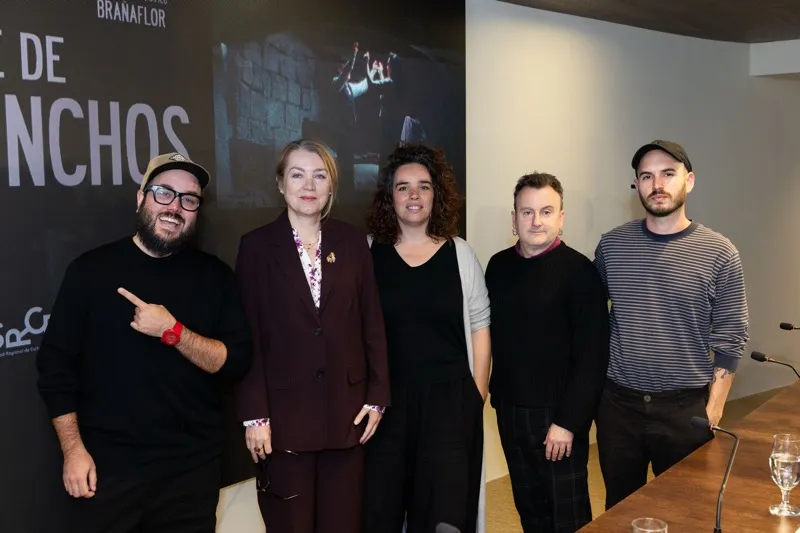 De izquierda a derecha, Yoel Molina, de Casapalma, la DG de Cultura, Eva Guillermina Fernández, Irene Atienza, Caspalma, Jorge Rokas, director del video, y Aurelio Vélez del colectivo Brañaflor. (Foto: Miguel de Arriba)