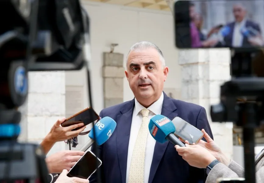 El consejero de Fomento, Roberto Media, ha comparecido esta tarde tras la reunión mantenida con los vecinos de Rucandial. (Foto: Oficina de Comunicación)