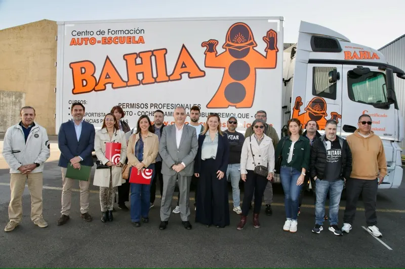 El consejero y el resto de autoridades con los alumnos que han participado en el curso. (Foto: Nacho Romero).