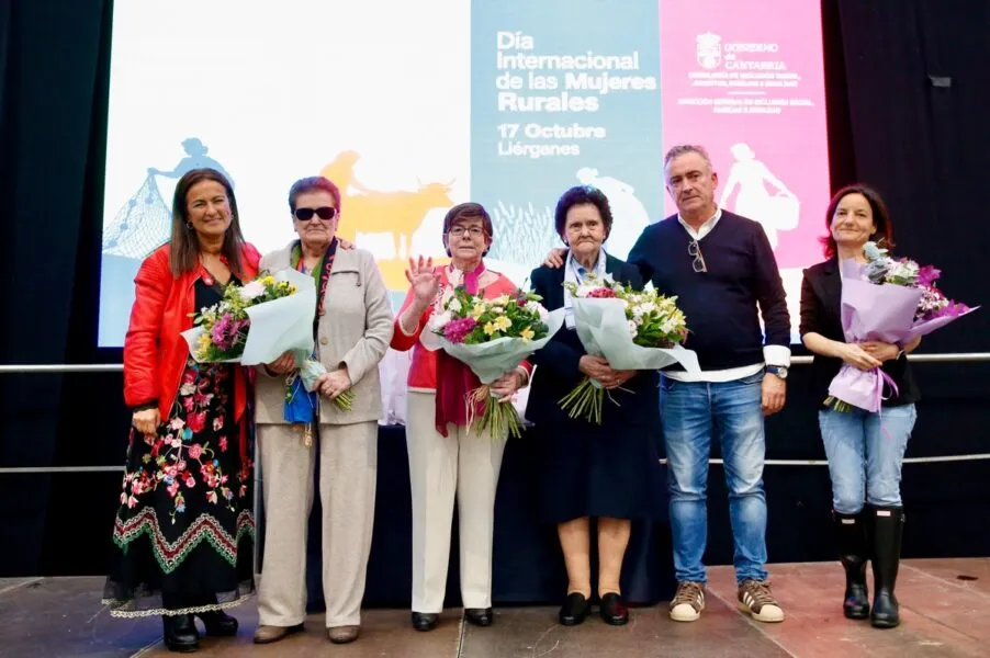 La consejera junto al alcalde de Liérganes en la conmemoración del Día Internacional de las Mujeres Rurales celebrado en Liérganes. FOTO: Lara Revilla