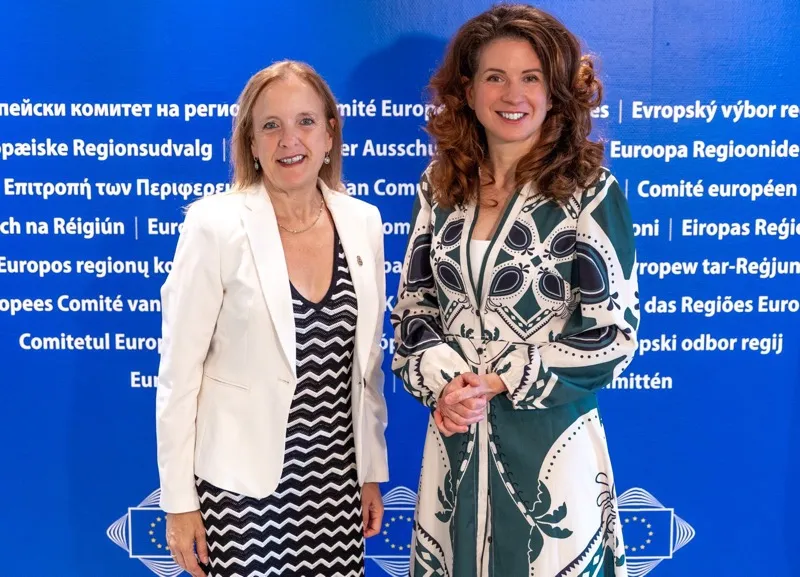 La consejera de Presidencia, Isabel Urrutia, junto a la presidenta del Comité Europeo de las Regiones (CdR), Katta Tutto (Foto archivo: CdR)