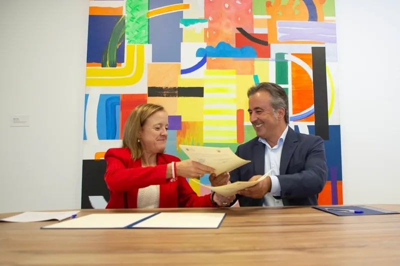 La consejera de Presidencia y Seguridad y el alcalde de Camargo, en la firma del convenio de colaboración para el parque de bomberos (Foto: Nacho Romero)