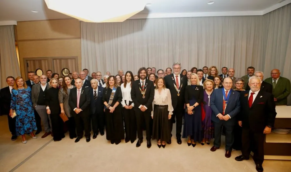 La consejera de Presidencia junto al presidente del Club Rotario de Torrelavega, la presidenta de AMARA y el resto de asistentes a la gala solidaria. FOTO: Lara Revilla