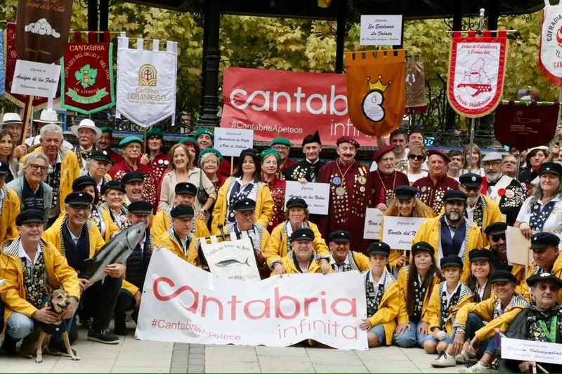 Varias cofradías de todos los lugares de España y alguna de Francia han arropado hoy a la Cofradía del Bonito del Norte de Colindres en su VII Capítulo, en el que también ha participado Isabel Urrutia (Foto: Nacho Romero)