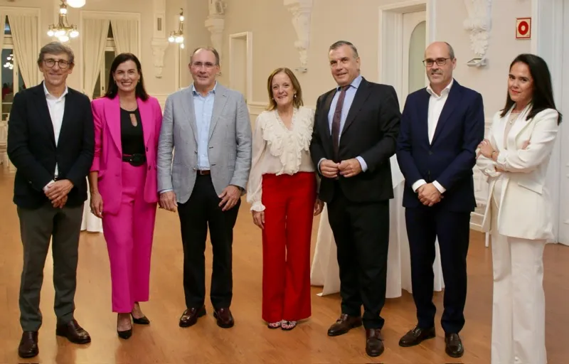 Foto de familia de las autoridades asistentes a la festividad, entre los que estaba Isabel Urrutia (Foto: Nacho Romero)