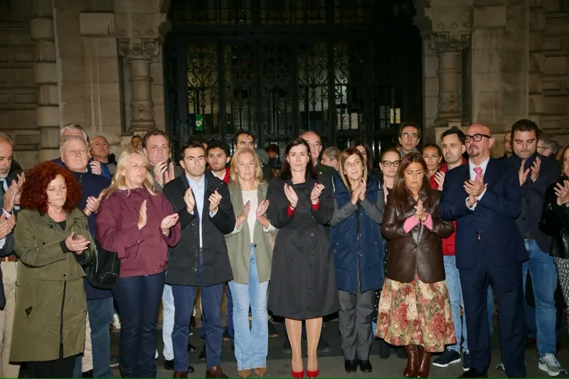 Autoridades y ciudadanos concentrados en la plaza del Ayuntamiento de Santander aplauden el terminar el minuto de silencio (FOTO: Nacho Romero)
