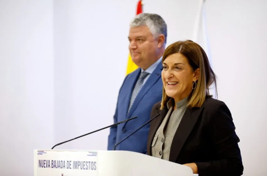 La presidenta, junto al consejero de Economía, durante la presentación del proyecto de rebaja fiscal. FOTO: Lara Revilla
