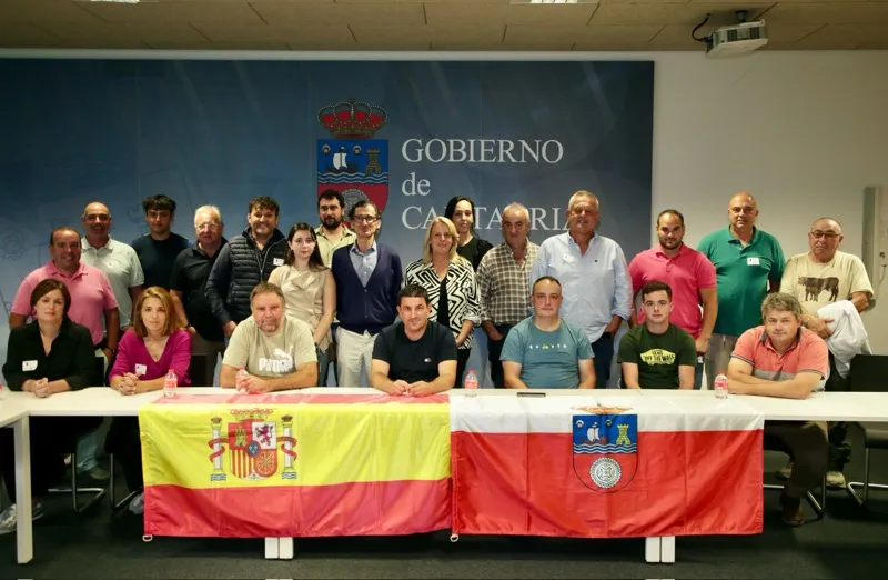 La consejera con varios de los ganaderos que acudieron al certamen. (Foto: Nacho Romero).