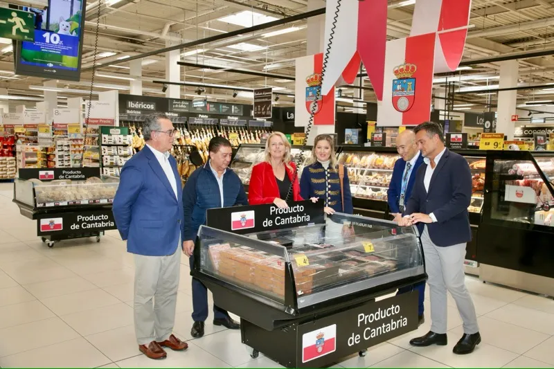 La consejera y el resto de autoridades visitan las instalaciones y la zona de productos de Cantabria de Carrefour. (Foto: Nacho Romero).