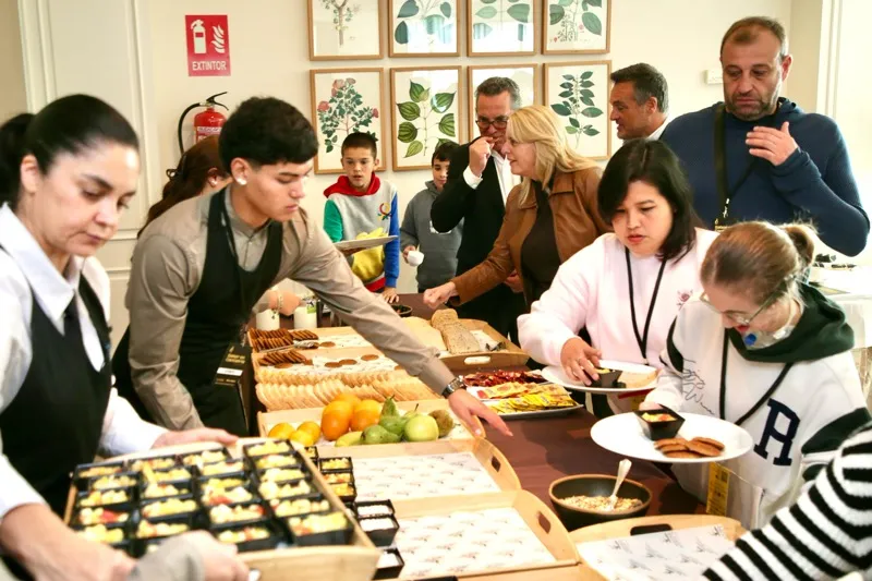 La consejera asiste a uno de los talleres organizados en el marcho de Sabor en Cantabria. (Foto: Nacho Romero).