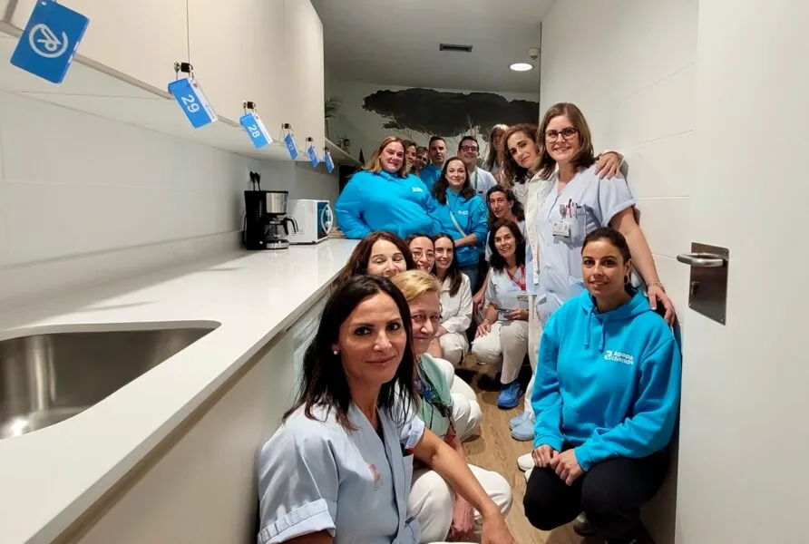 El equipo de la UC Materno-Infantil en la nueva sala de descanso para familias habilitada en Valdecilla (Foto: Gobierno de Cantabria)