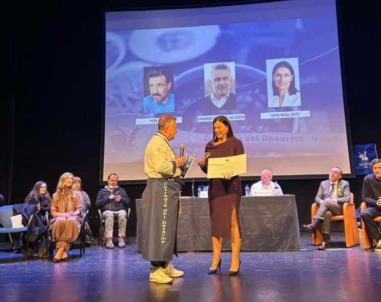 Noticias de Cantabria | El Cántabro | La alcaldesa recibe una distinción de la Cofradía del Desarme de Oviedo durante su XIV Gran Capítulo