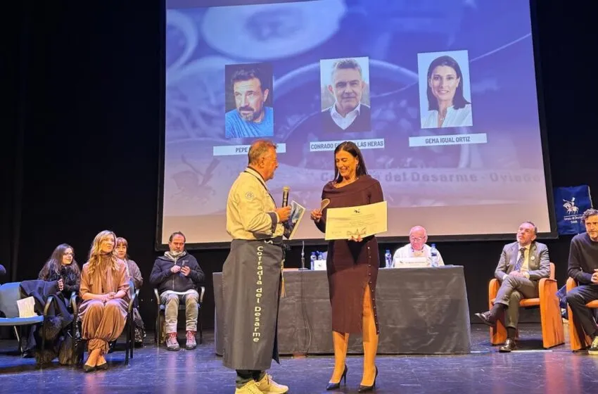  La alcaldesa recibe una distinción de la Cofradía del Desarme de Oviedo durante su XIV Gran Capítulo