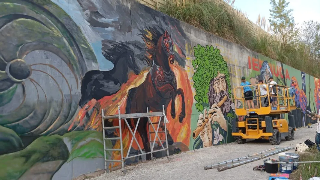 Noticias de Cantabria | El Cántabro | Ocho artistas y un único mural: EncinArte convierte La Encina de Cayón en un gran lienzo colectivo