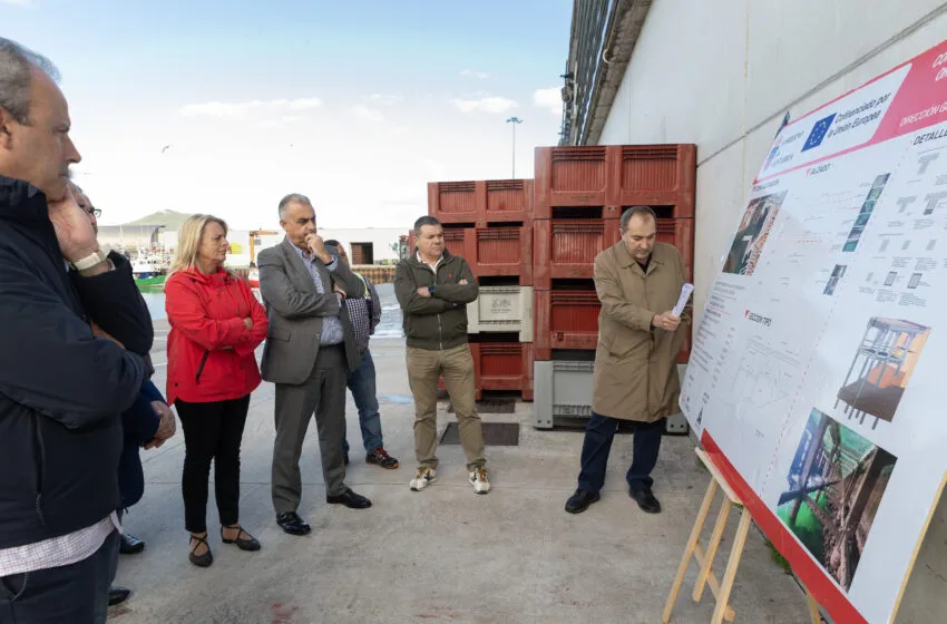  Los consejeros de Fomento y Pesca visitan el estado de las obras de refuerzo y reparación del muelle pesquero de la dársena norte del puerto de Santoña