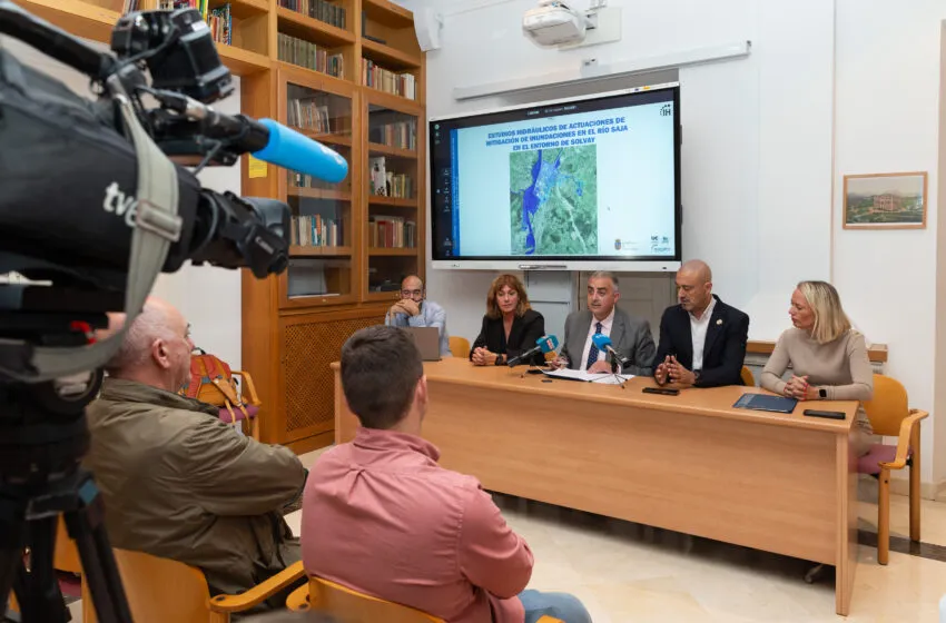 Roberto Media durante la presentación junto a Rosa Díaz, Javier López Estrada, Sara Izquierdo y Jorge Rojo. (Foto: Patricia Pereda)