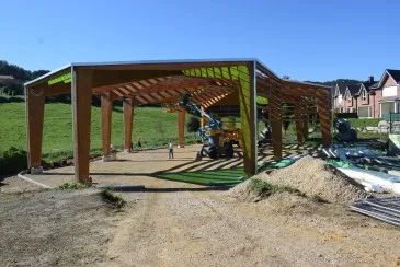  La construcción de la cubierta del parque del Pradón de los Condes que dotará a Mortera de un nuevo espacio de encuentro y convivencia de 600 metros cuadrados entra en su fase final