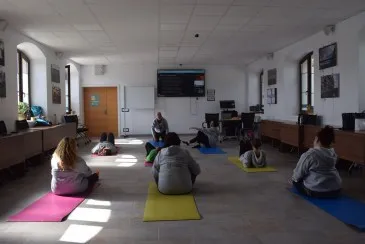  Futuras profesionales de atención sociosanitaria a personas dependientes aprenden a cuidar su cuerpo en Piélagos, a través de la danza para desarrollar su trabajo en las mejores condiciones posibles