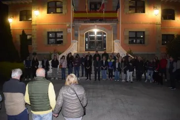 Piélagos guarda un minuto de silencio por las víctimas del accidente ferroviario de Toledo