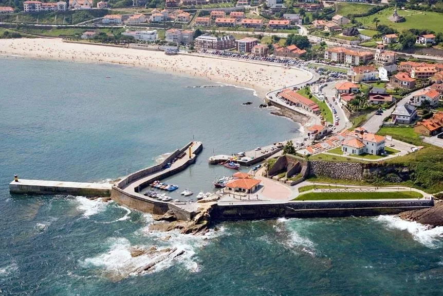 Imagen aérea del puerto de Comillas (Foto: Oficina de Comunicación)