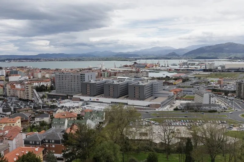 Plano general de las tres torres del Hospital Universitario Marqués de Valdecilla (Foto: Gobierno de Cantabria)