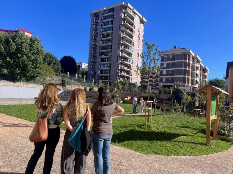 Noticias de Cantabria | El Cántabro | Dos colegios de Zamora visitan el CEIP Gerardo Diego para conocer su patio naturalizado