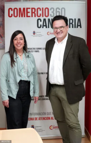 De izquierda a derecha, Rosa Vega y Rosendo Ruiz, en una foto de archivo correspondiente a la presentación del programa 'Comercio360Cantabria' (Foto: Oficina de Comunicación)