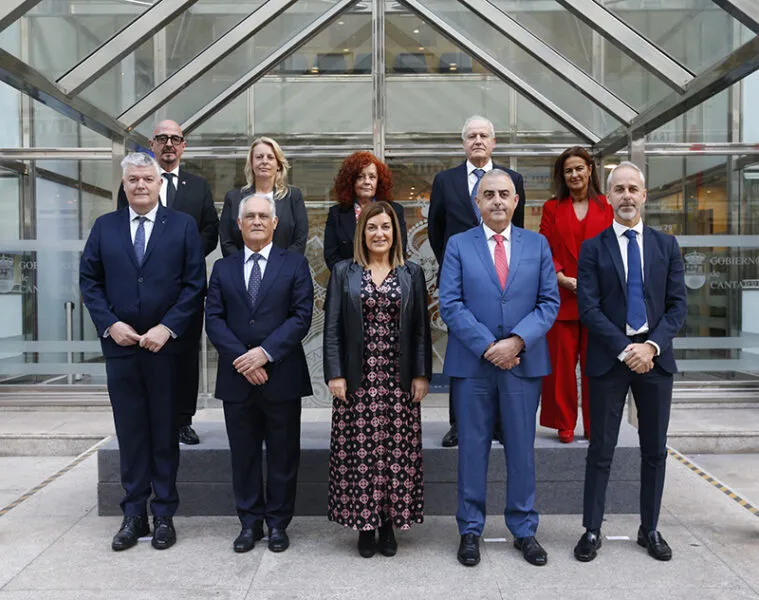 Los miembros del Consejo de Gobierno, en la entrada de la sede del Gobierno en Peña Herbosa (Foto: Lara Revilla)