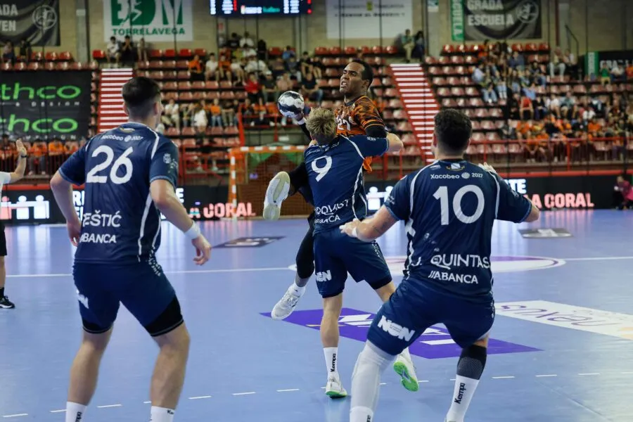Noticias de Cantabria | El Cántabro | El Frigoríficos Morrazo vuelve a frenar al Bathco en el Vicente Trueba