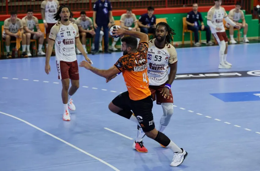 Noticias de Cantabria | El Cántabro | El Bathco inicia ante Villa de Aranda una serie de cuatro partidos consecutivos en el Vicente Trueba