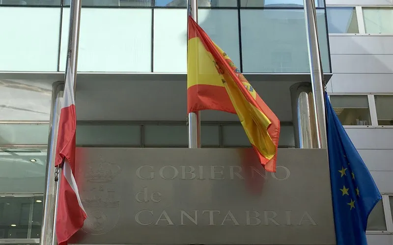 Imagen de archivo de la sede del Gobierno de Cantabria con las banderas a media asta (FOTO: Oficina de Comunicación)