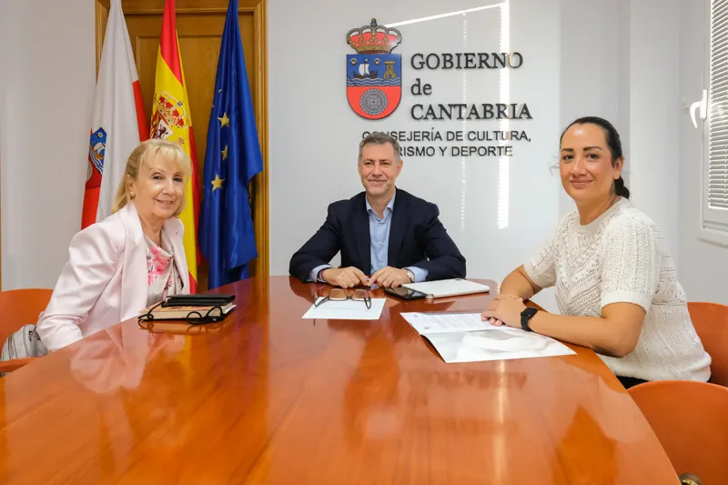 De izquierda a derecha, Ana Barros, presidenta de la fundación de dicho grupo 'Huellas de solidaridad', el consejero, Luis Martínez, Abad, y Aida Pellón, coordinadora de este encuentro anual.(Foto: Raúl Lucio)