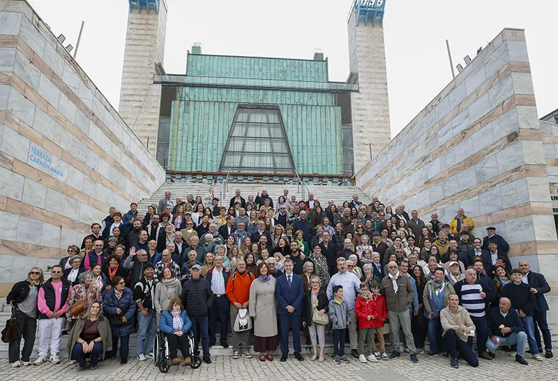 El consejero ha dado la bienvenida antes de la proyección en la sala Argenta, al más de un centenar de descendientes de aquellos heladeros pasiegos, muchos de ellos procedentes de Francia, que han acudido a Santander para compartir esta presentación. (Foto: Lara Revilla)