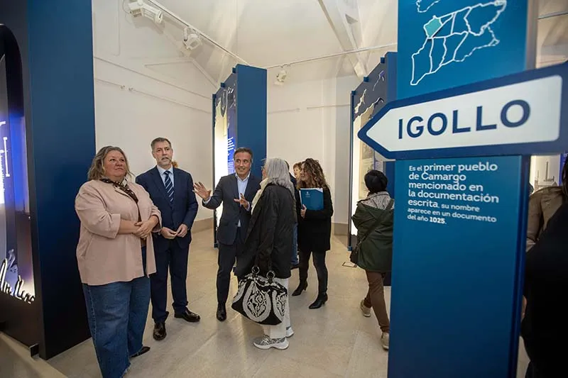 El consejero de Cultura, Luis Martínez Abad, acompañado del alcalde de Camargo, Diego Movellán recorren la muestra (FOTO: Alberto G. Ibañez)