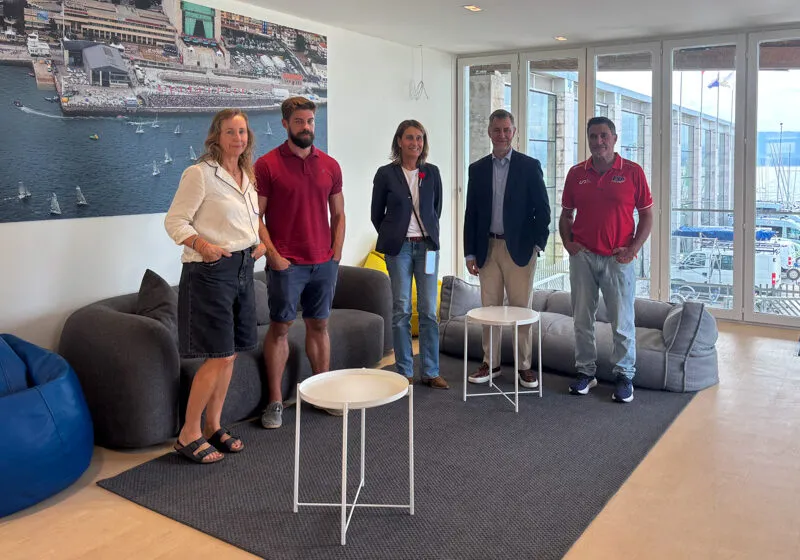 El consejero de Deporte, Luis Martínez Abad en su visita a las instalaciones recientemente renovadas del CAR de Vela. (Foto: Gobierno de Cantabria)