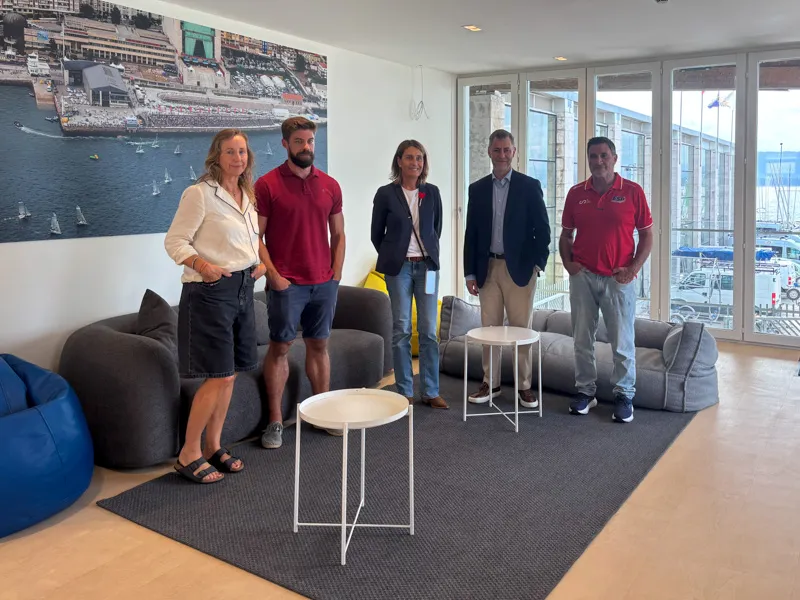 El consejero de Deporte, Luis Martínez Abad en su visita a las instalaciones recientemente renovadas del CAR de Vela. (Foto: Gobierno de Cantabria)