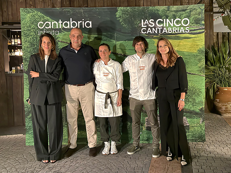 A la derecha de la imagen, la directora de CANTUR, Ines Mier, junto a los cocineros participantes en esta jornada gastrómica. (Foto: Gobierno de Cantabria)