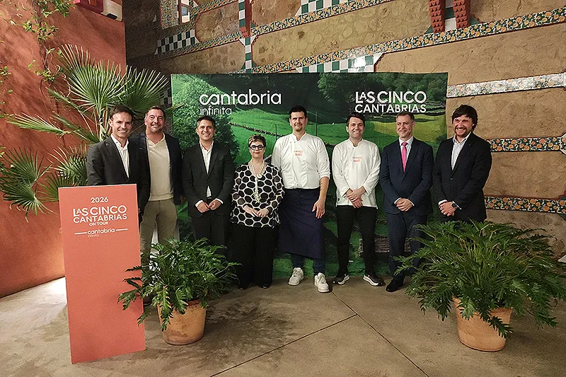 El consejero de Turismo, Luis Martínez Abad, junto con los cocineros,sumillers, y representantes de CANTUR en el acto celebrado ayer en Barcelona dentro de la iniciativa 'Las 5 Cantabrias on tour'. (Foto: Gobierno de Cantabria)