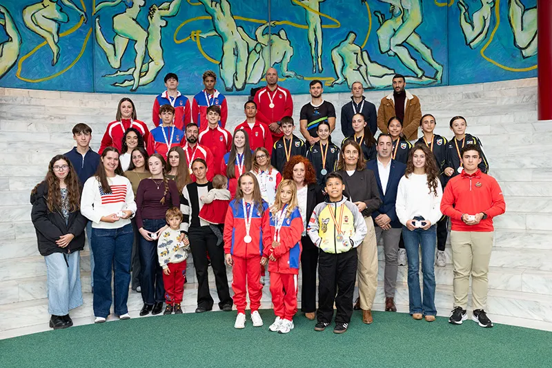 La consejera de Deporte, Tamara González y la directora general de Deporte, Susana Ruiz, junto con los deportistas galardonados. (Foto: Miguel de Arriba)
