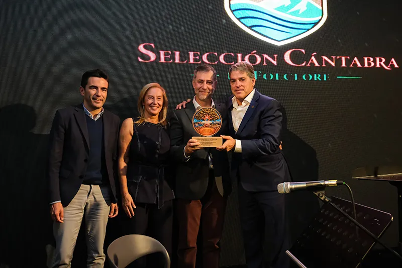 El consejero de Cultura recibe el premio 'Raíces y Frutos' de la Selección Cántabra de Folclore (Foto: Raúl Lucio)