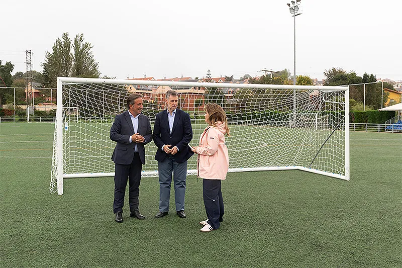 El consejero de Deporte, Luis Martínez Abad, junto con el alcalde de Camargo, Diego Movellan y la concejala de Deporte, María Higuera, junto a la nueva portería ubicada en el campo de fútbol de La Maruca. (Foto: Patricia Pereda)