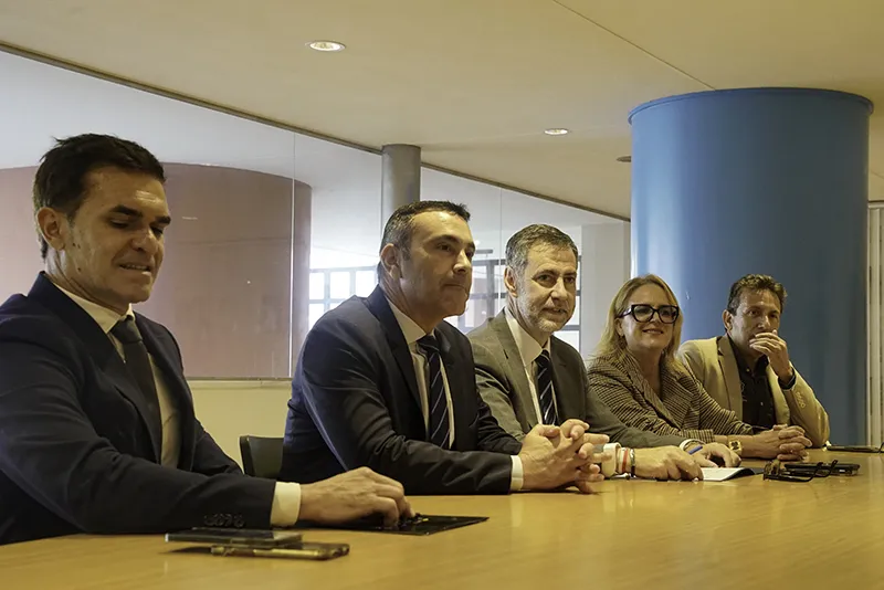 Foto de la reuniòn mantenida hoy entre la Cosejeria de Turismo y el Cabildo de Lanzarote, con la presencia del consejero, Luis Martinez Abad y el presidente del Cabildo, Oswaldo Betancort. (Foto: Sara Horta))
