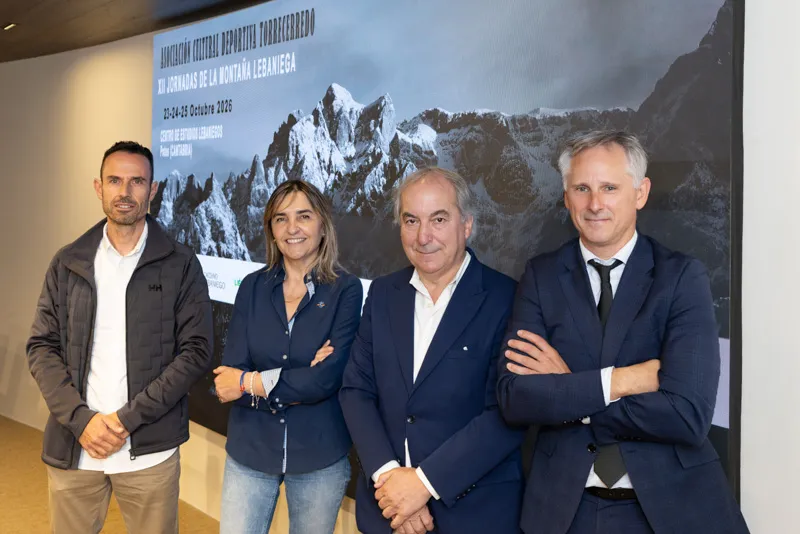 Pilar García Bahamonde, directora de la Fundación Camino Lebaniego, entidad patrocinadora, y el alcalde de Potes, Javier Gómez, acompañados de organizadores de la Jornadas (FOTO: Miguel De Arriba)