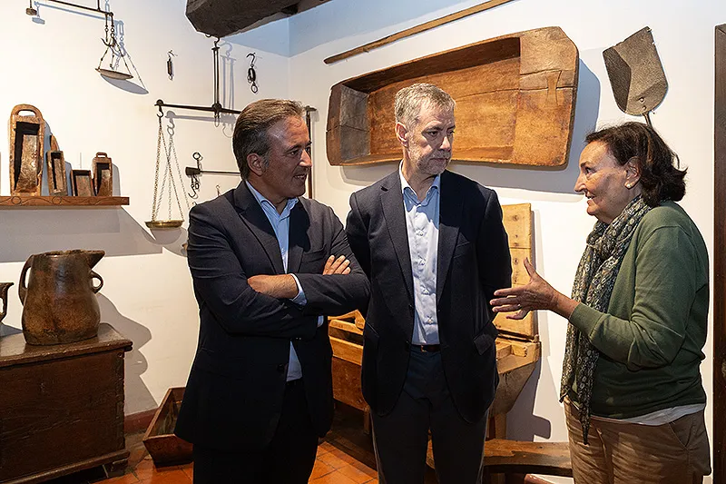 De izquierda a derecha, el alcalde de Camargo, Diego Movellán, el consejero de Cultura, Luis Martinez Abad, y la directora del METCAN, Amparo López. (Foto: Patricia Pereda)