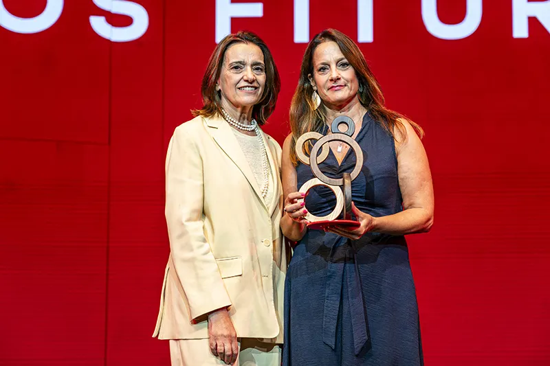 La directora general de Cantur, Inés Mier, ha recogido de manos de la directora de Fitur, María Valcarcel, el Premio al Estand Sostenible que fue otorgado a Cantabria en la 46ª edición de Fitur. (Foto: Gobierno de Cantabria)