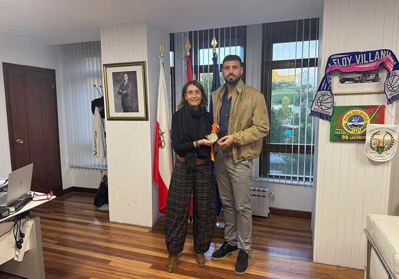 La directora general de Deporte, Susana Ruiz, recibe al bombero y deportista Roberto Veiga. (Foto: Gobierno de Cantabria)
